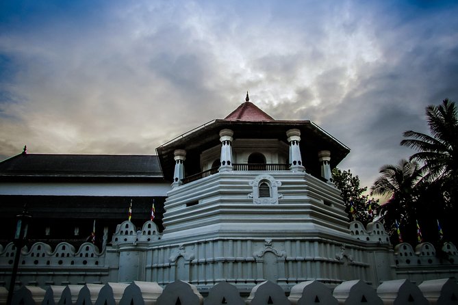 05 Days Sri Lanka Tour - Ceylon Highlights - Day 1: Kandy, markets, and a dance show at Kandy Lake Club