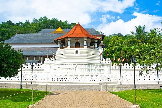 14 Days Tour in Sri Lanka - Fortnight Expedition with Luxury Hotels - Kandy’s Temple of the Tooth Relic and Peradeniya’s garden calm
