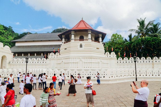 5-Day Sri Lanka Central Highlands Tour - Day 4: The Sacred Tooth Relic and Kandy’s market-and-lake loop