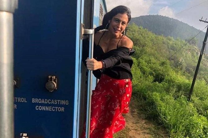 5 Days Tour in Sri Lanka (Hotels with Breakfast & Luxury Car) - Day 2 through tea country and Ella: Ramboda Falls, Glenloch, and train views