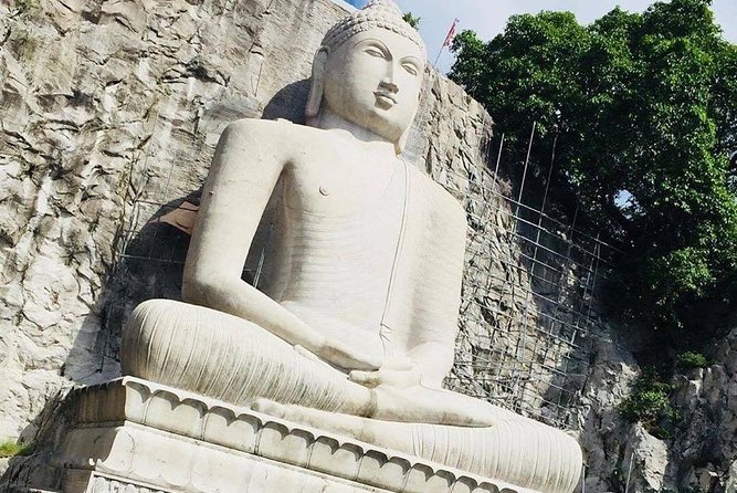 6-Day Sri Lanka Heritage Private Tour - Kandy Lake, market square, gem lapidary, and a Kandyan dance show
