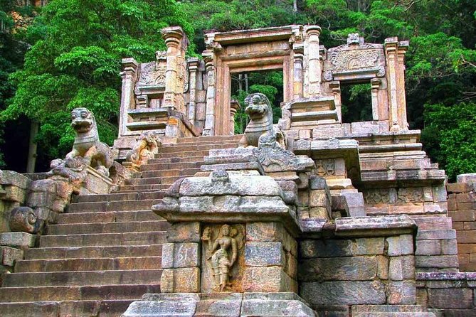 7-Day Culture and Heritage tour of Sri Lanka - Day 2: Embekke, Lankathilaka, Gadaladeniya, Then the Sacred Tooth Relic