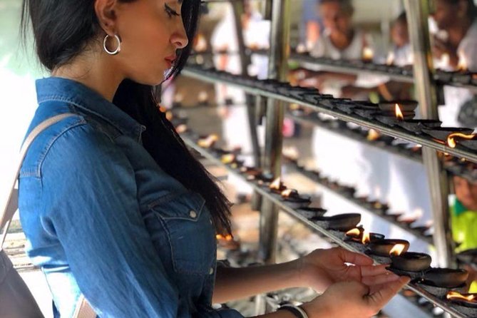 Chic Island | 10 Days Tour - Kandy: Temple of the Tooth, batik at Ena De Silva, and a dance show