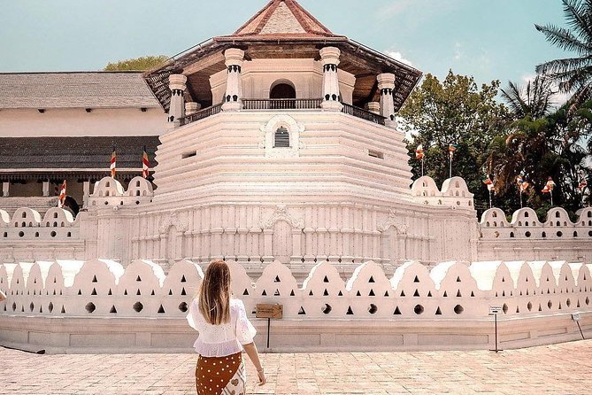 Chic Island | 10 Days Tour - The 08.40 train to Hatton, then into tea country around Dickoya