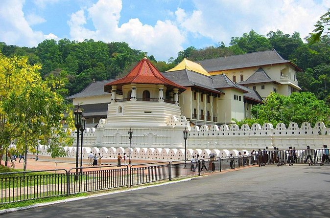 Colombo Airport to Kandy Taxi - Why the Private Up-to-4 Setup Feels Worth It