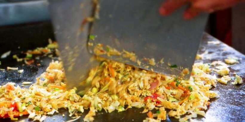 Colombo: All Inclusive Street Food Tour - Pettah streets and the photo stop that keeps you oriented