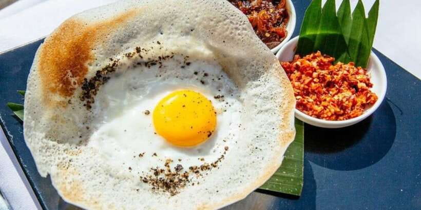 Colombo: All Inclusive Street Food Tour - Drinks by the ocean: ginger beer and kottu at Galle Face