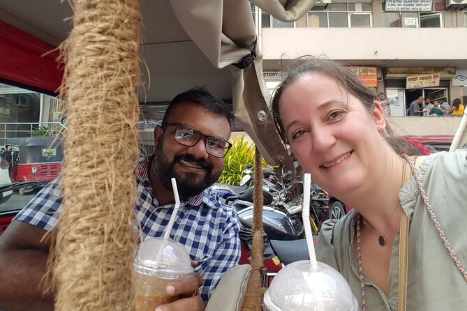 Colombo City Highlights by Tuk Tuk – All-Inclusive Adventure - Stop 2: Pettah Market streets, plus a red-and-white swirl mosque
