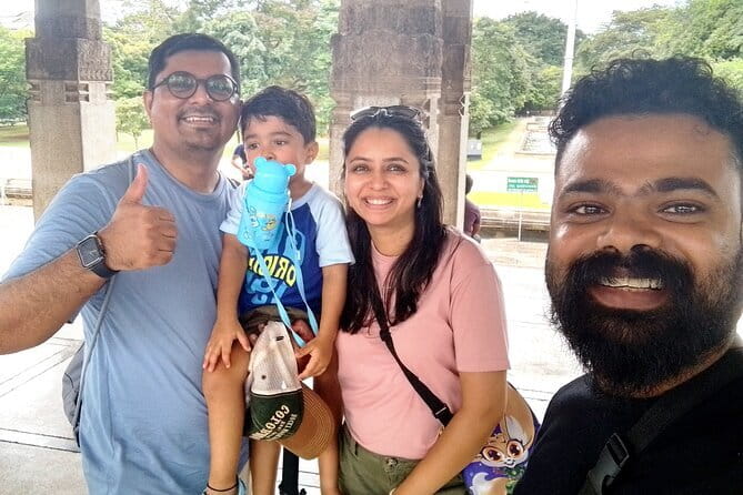 Colombo City Tour By Tuk Tuk (Include Lunch)Morning & Evening - Jami Ul-Alfar Mosque and Pettah: the Red Mosque look, then real street shopping