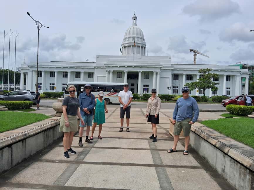 Colombo: City Tour by Tuk with Hotel Pickup-All Inclusive - Gangaramaya Temple: a focused start with serious atmosphere