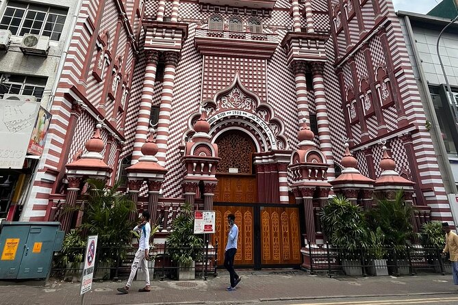 Colombo City Tour With Historical Places ( All Inclusive ) - Temple stop that takes time: Hindu shrine room and Gangaramaya