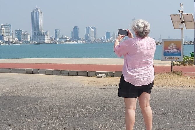 Colombo City Tour with Lunch/Dinner - All Inclusive - Gangaramaya first, then Viharamahadevi Park and the city’s religious mix