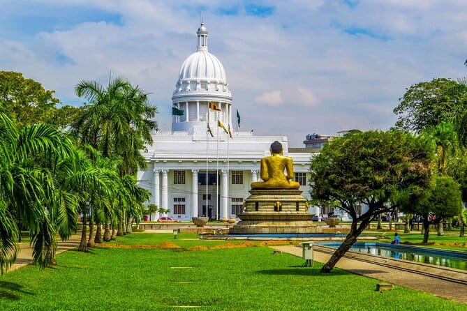 Colombo City Tuk Tuk Safari - City views near the World Trade Center and Old Parliament