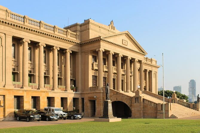 Colombo City Tuk Tuk Safari - Gangaramaya Buddhist Temple: iconic architecture without rushing