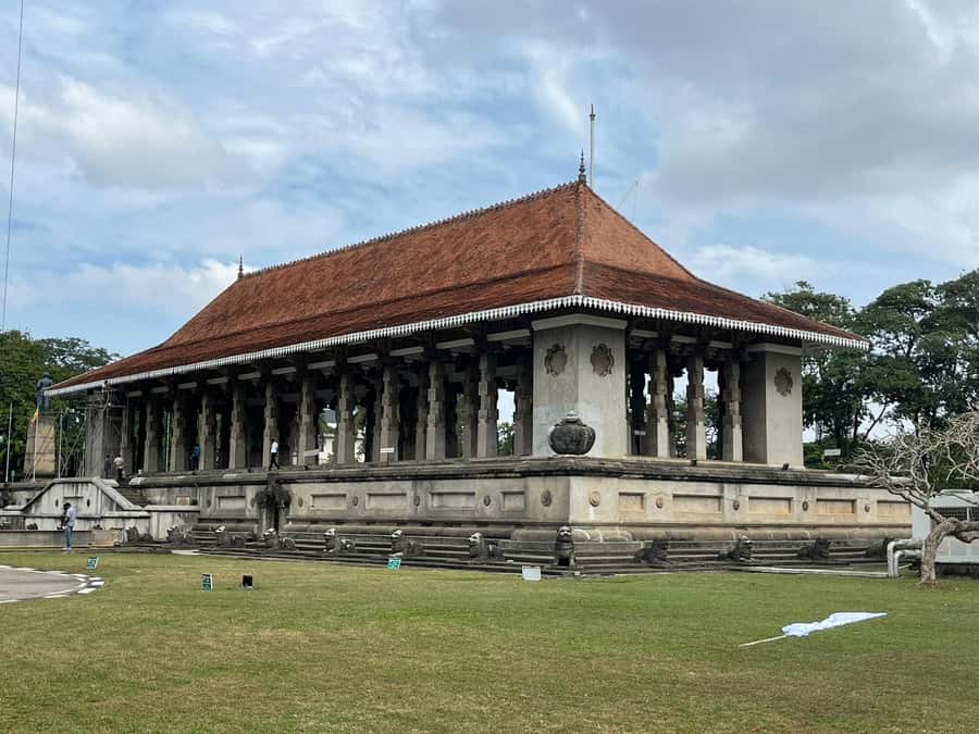 Colombo: Guided City Tour with Entry Tickets - Pettah market streets and the Fort area: old meets everyday life