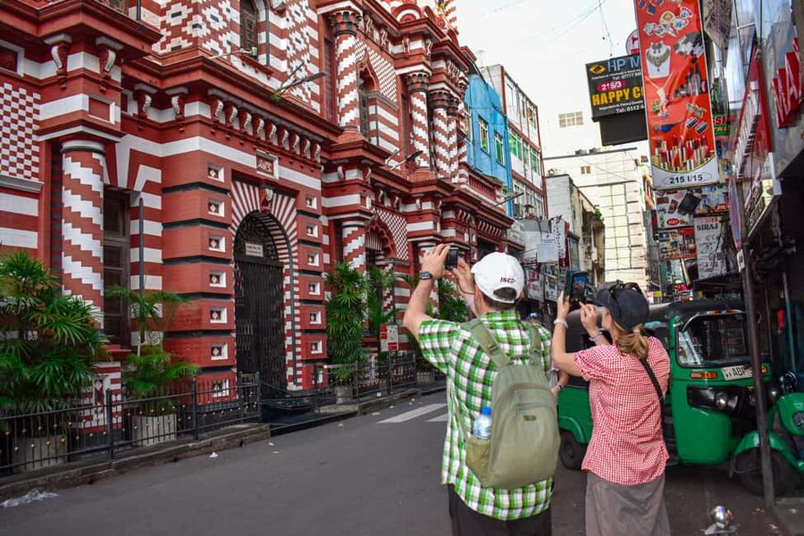 Colombo: HALF A DAY TOUR FROM NEGOMBO by car with Guiding - Faith and city start: Hindu Kovil to Gangaramaya Temple