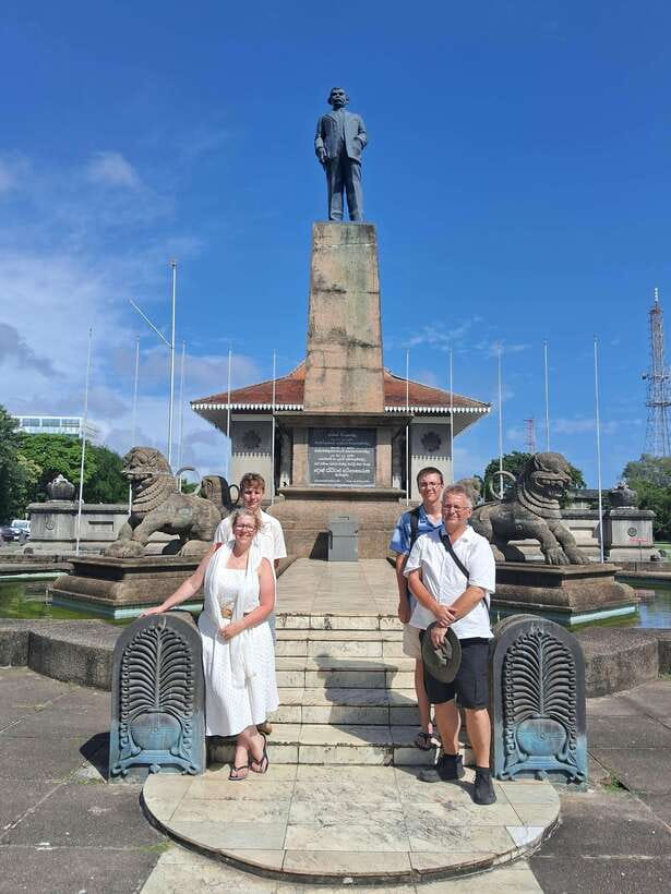 Colombo: Local Guide with Colombo City Tour by Tuk Tuk - Tea factory stop with free tea tastings