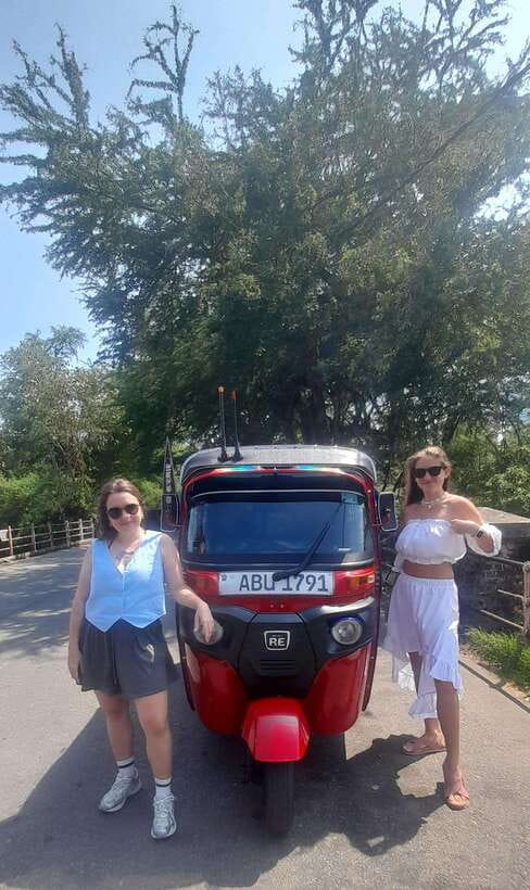 Colombo: Local Guide with Colombo City Tour by Tuk Tuk - Included drinks and why they matter on a 4-hour circuit