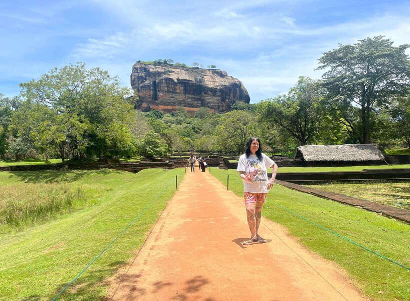 Colombo/Negombo: Sigiriya, Dambulla, and Minneriya Safari - Dambulla Cave Temple and Golden Temple: what to expect on-site