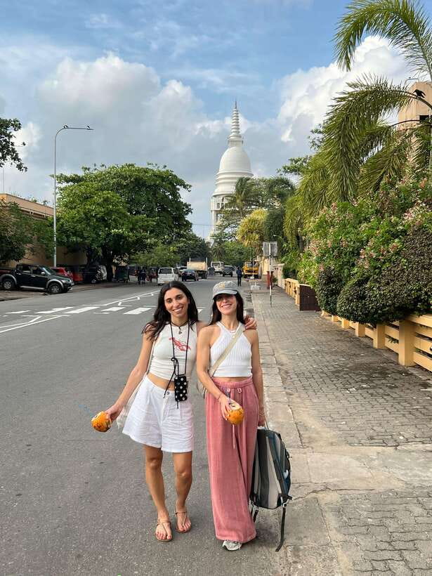 Colombo: Private City Tour with Local Food Tour by Tuk-Tuk - Galle Face Green and Colombo Lighthouse: sea views, quick photos, and good orientation