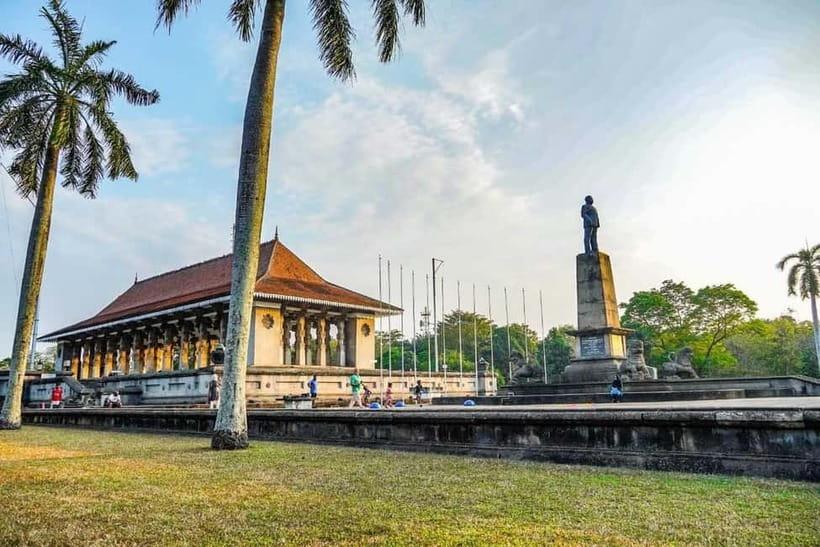 Colombo: Private City Tuk-Tuk Tour with Local Guide & Pickup - Why a private tuk-tuk is a smart way to see Colombo