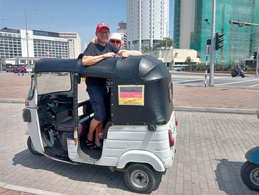 Colombo: Private Guided Tour of the City by Tuk-Tuk - Gangaramaya Temple and the Beira Lake-side atmosphere