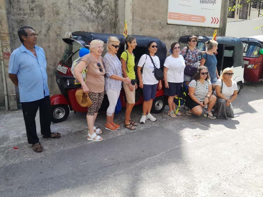 Colombo: Private Guided Tour of the City by Tuk-Tuk - Shopping and the gem-mine stop: souvenirs with a guided rhythm