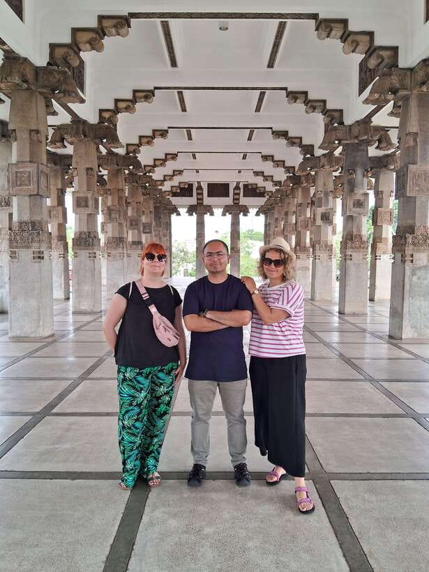 Colombo: Private Guided Tuk Tuk City Tour with Hotel Pickup - Pettah Market and the Red Mosque, local life up close