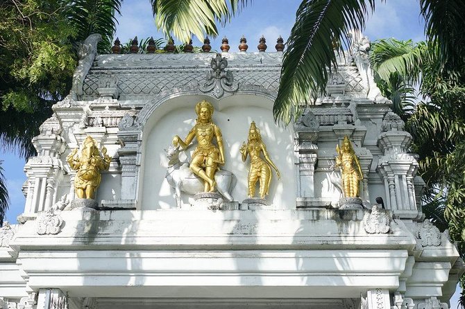Colombo Private guideTour byTuk Tuk Morning Evening All inclusive - Gangaramaya Temple: modern touches by Beira Lake