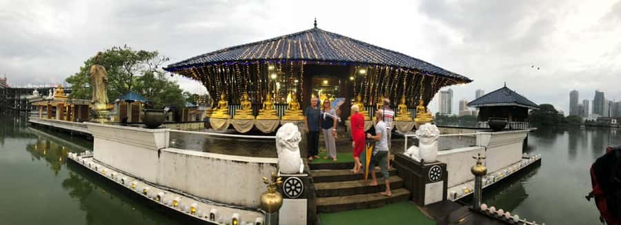 Colombo Sightseeing Tour by Tuk Tuk - All Inclusive - Red Mosque and the Maritime Museum: faith and seafaring heritage