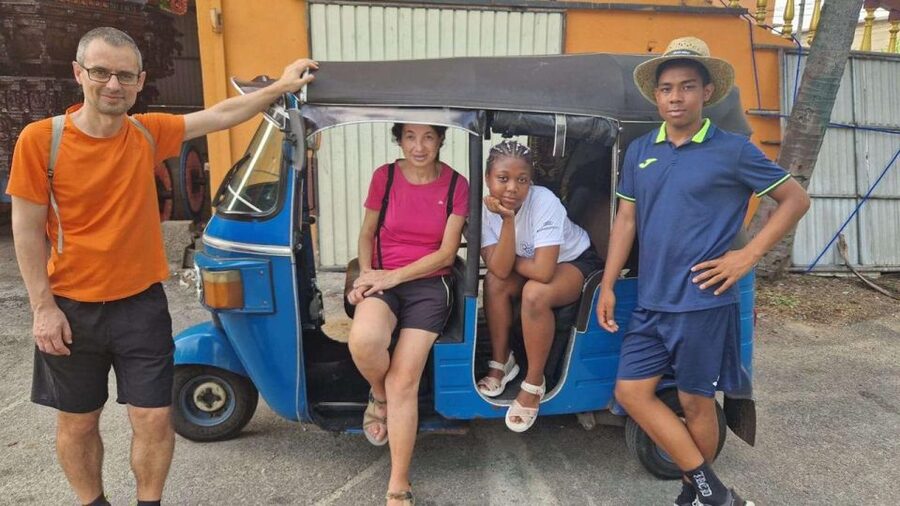 Colombo: Sightseeing Tour by Tuk Tuk Safari - All Inclusive - Viharamahadevi Park and Independence Square: calmer moments with big viewpoints