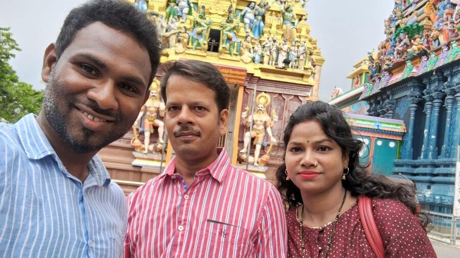 Colombo: Sightseeing Tour by Tuk Tuk Safari - All Inclusive - Pettah Market: shopping chaos with a purpose