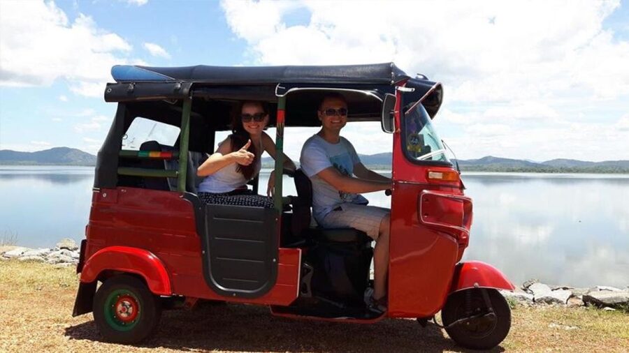 Colombo: Sightseeing Tour by Tuk Tuk Safari - All Inclusive - Galle Face Green: sea air, street snacks, and an easy reset