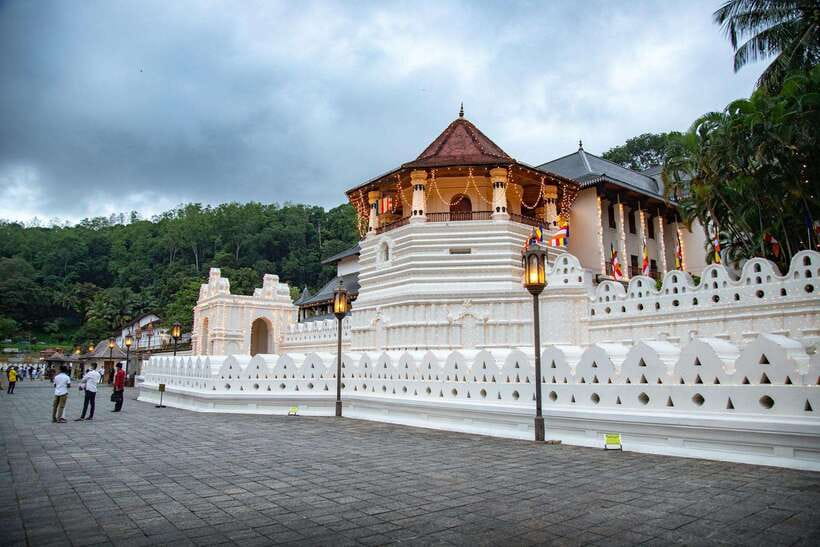 Colombo: Sri Lanka 4-Day Private Tour With 18 Amazing Places - Kandy Lake stroll and Peradeniya Botanical Gardens