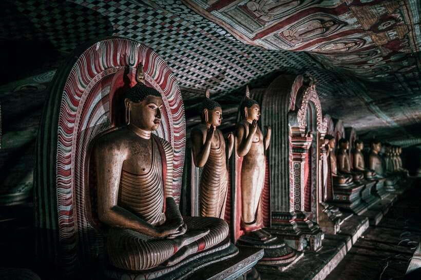 Colombo: Sri Lanka 4-Day Private Tour With 18 Amazing Places - Day 1 in the Cultural Triangle: Dambulla Cave Temple and Polonnaruwa