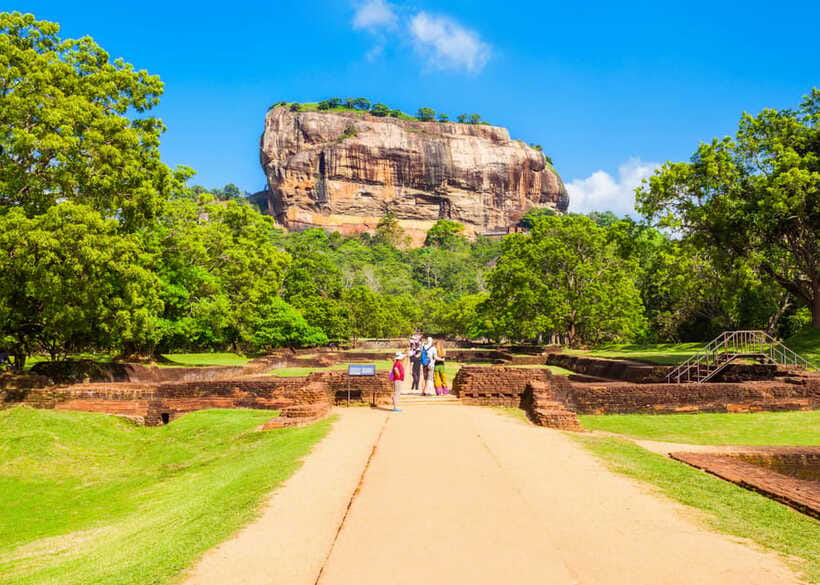 Colombo: Sri Lanka Cultural Triangle Hotspots 2-Day Tour - Pidurangala Cave Temple: A short stop that changes the angle