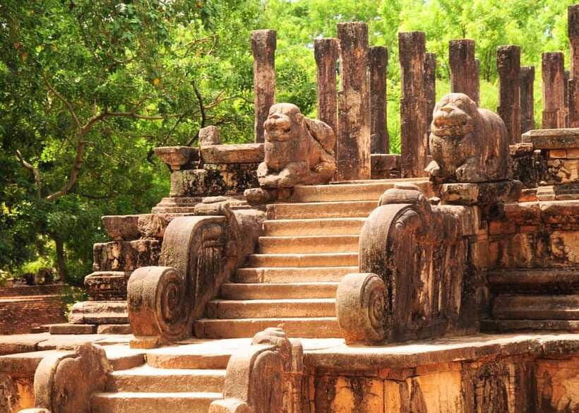 Colombo: Sri Lanka Cultural Triangle Hotspots 2-Day Tour - Dambulla Golden Cave Temple: 1st century refuge turned monastery
