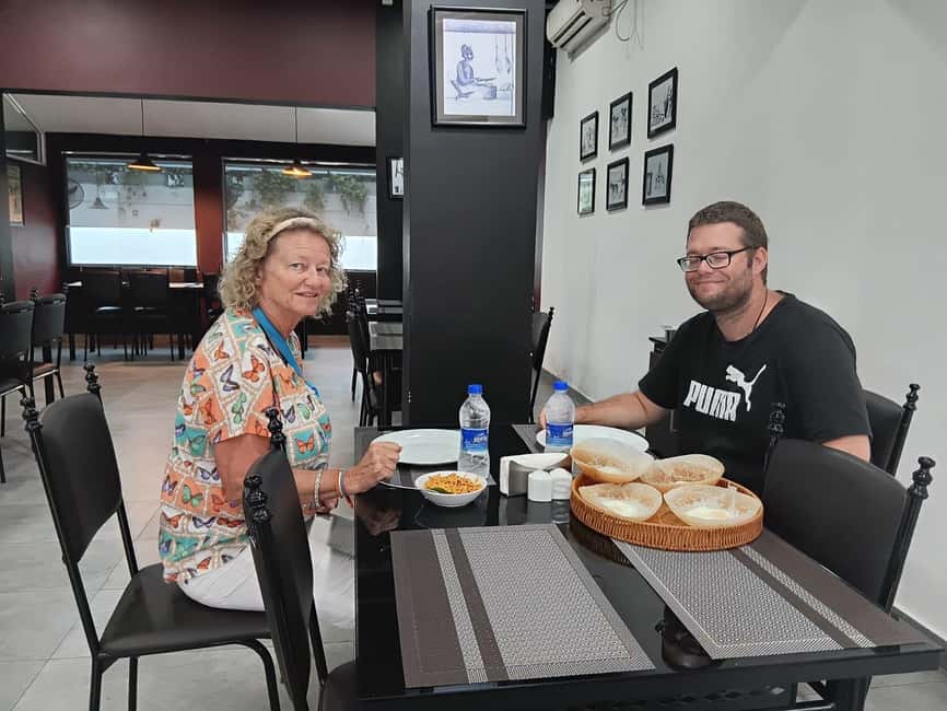 Colombo: Tastiest Local Food Tour by Tuk Tuk - All Inclusive - Galle Face Green: Isso wade and a proper Ceylon tea taste