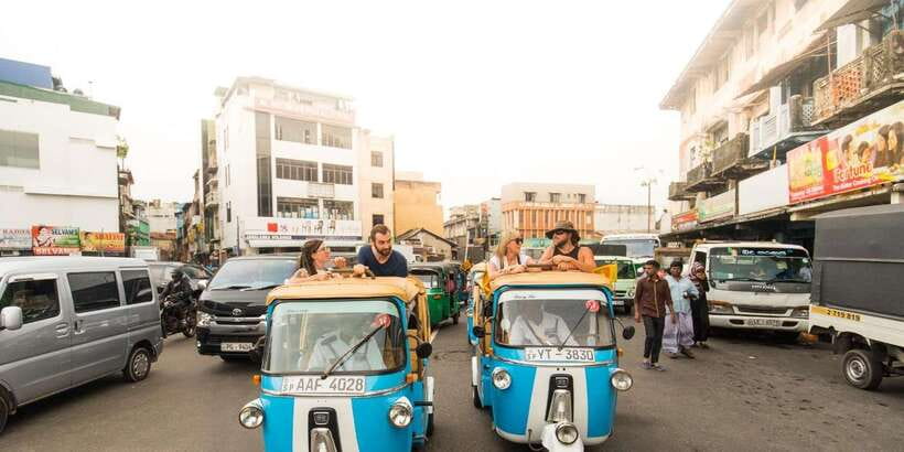 Colombo: Tuk Tuk City Highlights Tour with Lunch - Temple Stop Etiquette: Bare Feet and Covered Shoulders