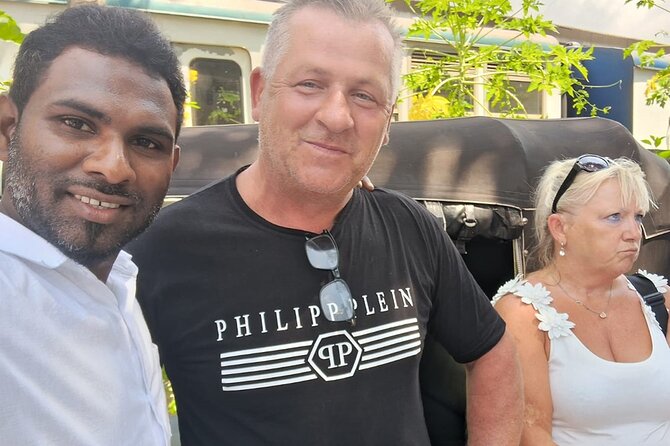 Colombo tuk tuk city tour -Entry Fees, and food Included - Gangaramaya Temple: serene start, with one paid admission