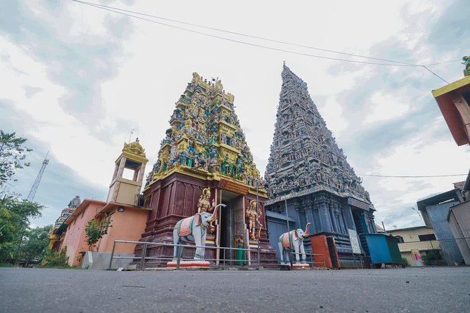 Colombo Tuk Tuk City Tour -Sightseeing Entry Fees & Food Included - The Red Mosque, Kayman’s Gate, and Dutch church history in one pocket