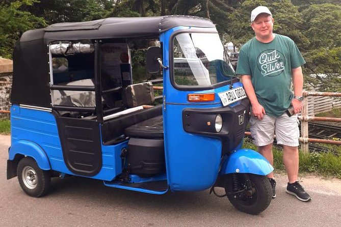 Colombo Tuk Tuk City Tour -Sightseeing Entry Fees & Food Included - Galle Face Green and the ocean-side monuments