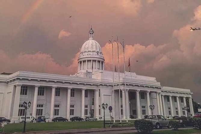 Colombo TUK TUK CITY Tours -Sightseeing Entry Fees - Temples, a Church, and the Gangarama Moment