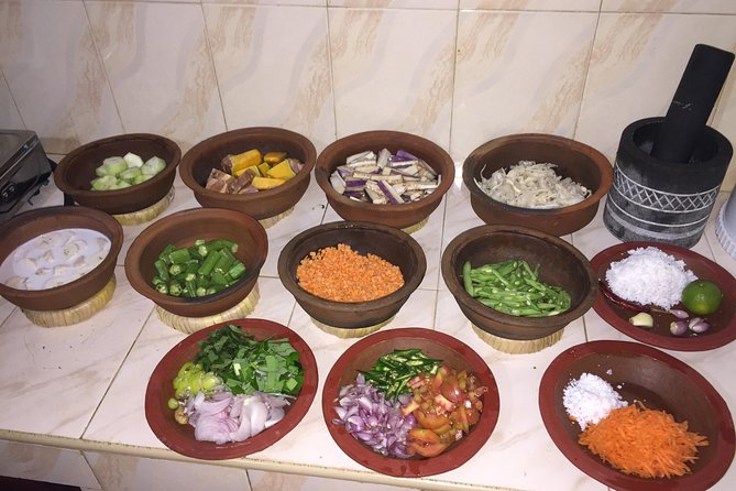 Cooking Classes in Sri Lanka - Choosing your vegetables and learning Sri Lankan spices for real