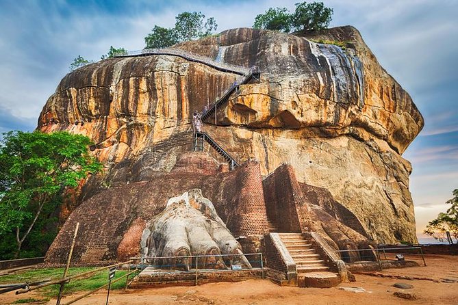 Cultural Triangle of Sri Lanka - Day 1 in Dambulla: cave temple art and an easy start from the airport