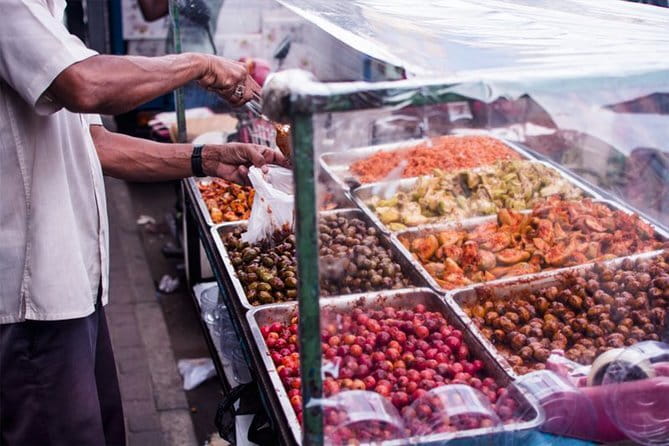 Devi's PRIVATE FOOD (Traditional & Fusion) TOUR in Galle Fort - The surprising cultural stop: a jewelry factory in the fort