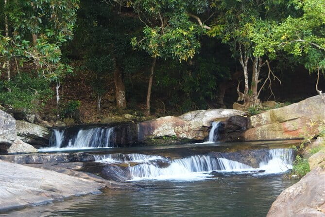 Diyaluma Waterfall and Natural Pool Bath With Lunch - Practical tips for the hike and the pool time