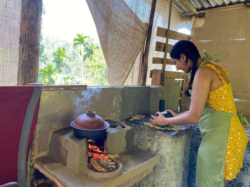 Ella Sri Lanka : Mom's Kitchen Cooking class - The first part of class: welcome, tools, and spice basics