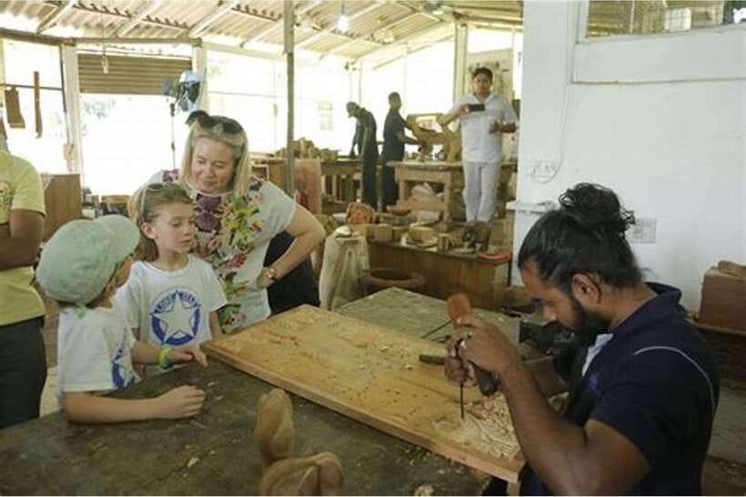 From Colombo: Kandy Temples and Pinnawala Full-Day Tour - Kandy City Walk, Kandy Lake View Lunch, And A Real Break