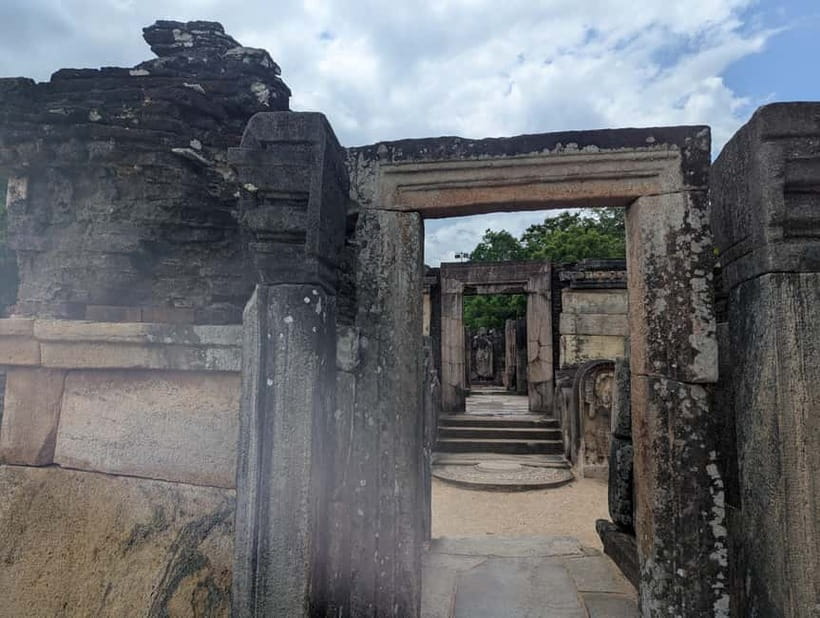 From Sigiriya:Polonnaruwa Day Tour with Farmers lunch - Royal Palace Ruins: Where the Power Was